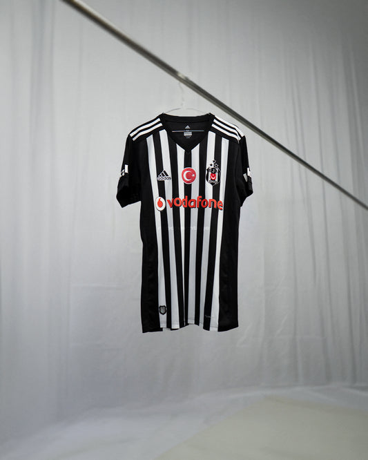 Besiktas 2017/18 Home Shirt (M)