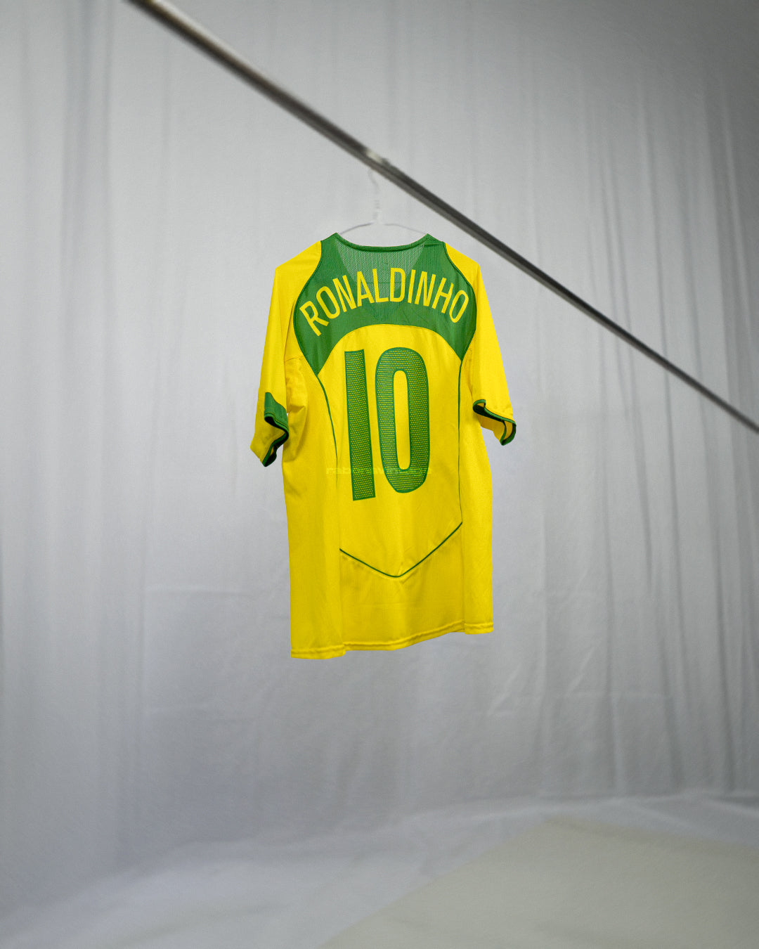 Brazil 2004 Ronaldinho Home Shirt (M)